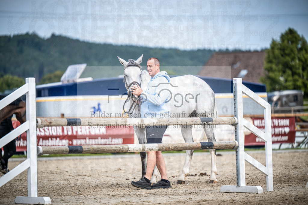 DOS_1889 | Entdecke hochwertige Reitturnierfotos von Foto Oger. Professionell, emotional und authentisch – jetzt Lieblingsmomente im Shop bestellen.Deutschlandweite Turnierfotografie. - Realisiert mit Pictrs.com