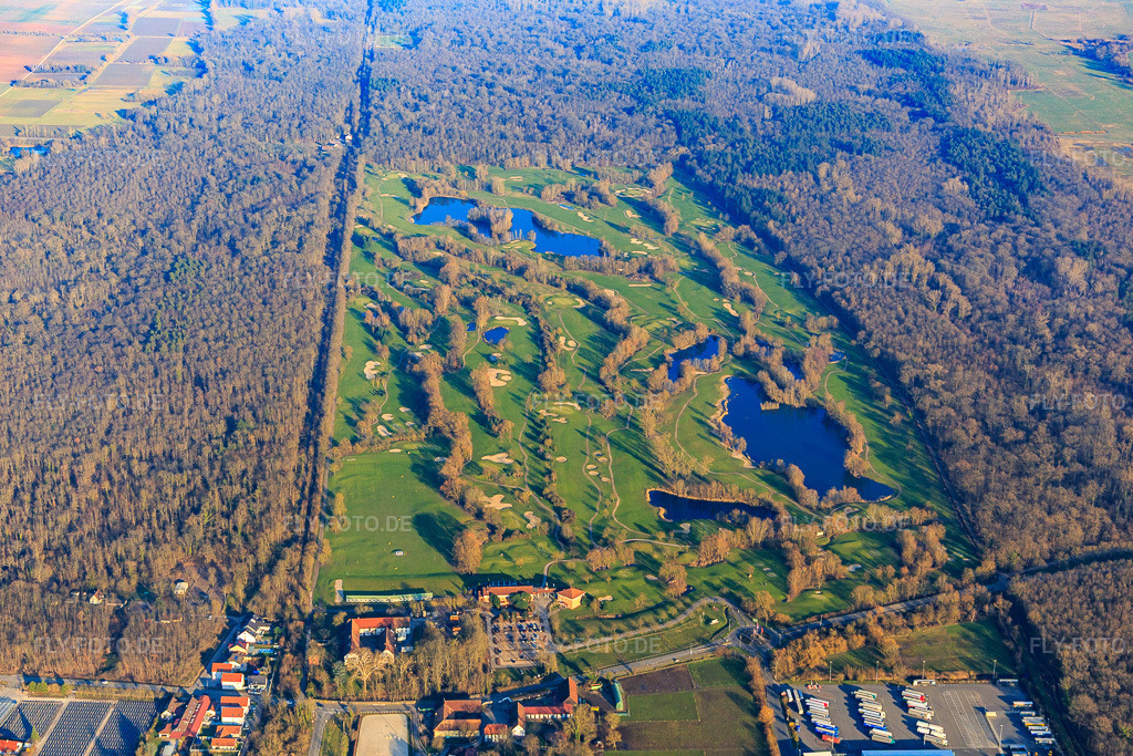 Luftbild: Golfanlage Landgut Dreihof - GOLF absolute im Winter in Bornheim im Bundesland Rheinland-Pfalz in Deutschland. Foto: IMG_145325.jpg vom 02.02.2025 durch Werner Riehm/FLY-FOTO.deGolfanlage Landgut Dreihof in Essingen bei Landau | GOLF absolute Rotationsgolf®