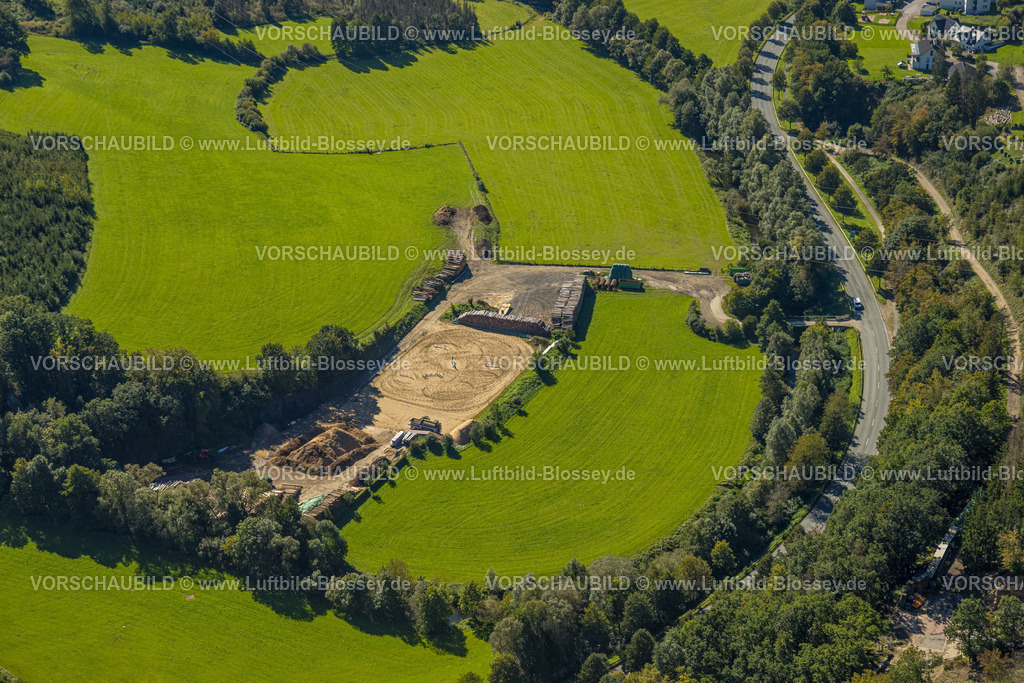 Lennestadt230909995Altenhundem | Luftbild, Holzlagerplatz und Reitanlage Heinemanns Hof, Altenhundem, Lennestadt, Sauerland, Nordrhein-Westfalen, Deutschland