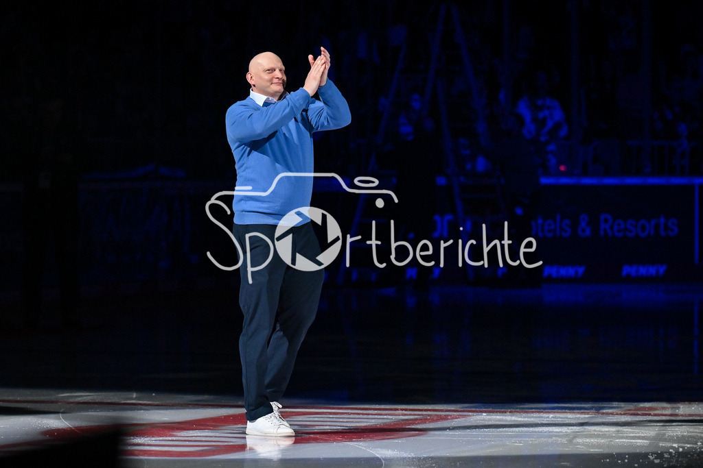 Adler Mannheim - Augsburger Panther | MANNHEIM, DEUTSCHLAND - 25. FEBRUAR: im Bild Denis REUL - der heute bei den Adlern verabschiedet wird während dem Match zwischen den Adler Mannheim und den Augsburger Panthern am 45. Spieltag der Penny DEL in der SAP Arena