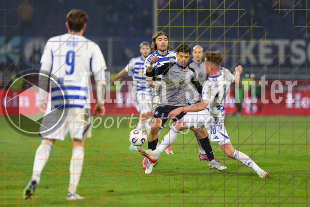 MSV Duisburg vs SV Waldhof Mannheim - 3. Liga | Duisburg, Deutschland, 07.11.25:   Joshua Bitter (MSV Duisburg), Francisco Fumaca de Mascarenhas da Costa Pessoa (SV Waldhof Mannheim) und Christian Viet (MSV Duisburg) im Kampf um den Ball waehrend des Spiels der 3. Liga MSV Duisburg vs SV Waldhof Mannheim in der schauinsland-reisen-arena(Foto von Brauer-Fotoagentur / Adrian Schlueter)