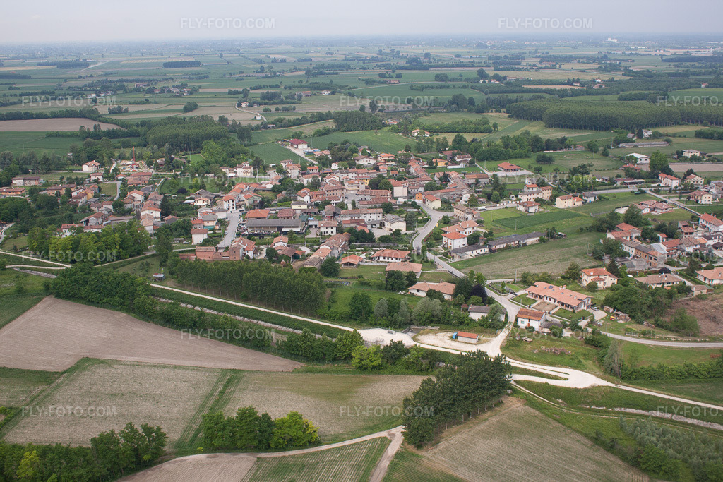 Aerial view: View of the town in Madrisio in the state Friuli Venezia Giulia, Italy. – Photo: IMG_50225.jpg taken on 06/07/2012 by Werner Riehm/FLY-FOTO.com – Resolution of the original: 4752 x 3168 px