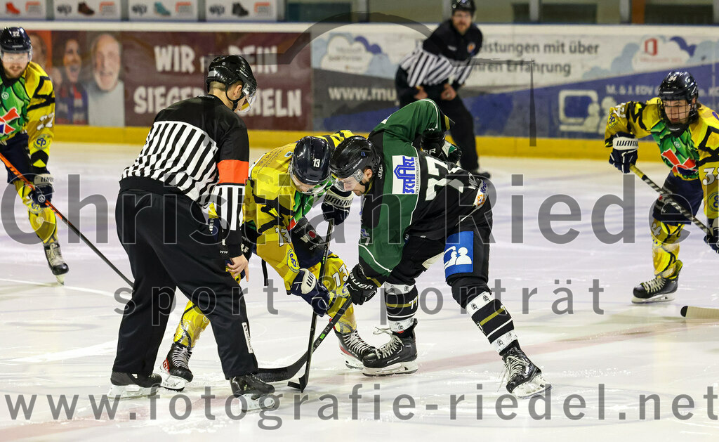 2022-12-16_011_TSV_Erding_gegen_EC_Pfaffenhofen | Erding, Deutschland, 16.12.2022:
Eishockey, Bayernliga 2022 / 2023, 21. Spieltag, TSV Erding gegen EC Pfaffenhofen, Endergebnis: 14:1

Robert Neubauer (EC Pfaffenhofen, #13), Philipp Michl (Erding Gladiators, #77)

Foto: Christian Riedel / fotografie-riedel.net