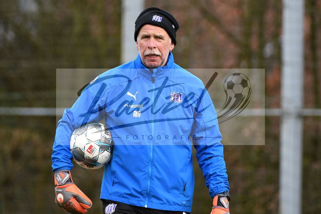 20200225_TRAOSN_0037 | Fussball, Herren: Torwart-Trainer Rolf Meyer (VfL Osnabrueck) schaut waehrend der Trainingseinheit des VfL Osnabrueck im Sportpark Illoshoehe am 25.02.2020 in Osnabrueck, Deutschland. - Realisiert mit Pictrs.com