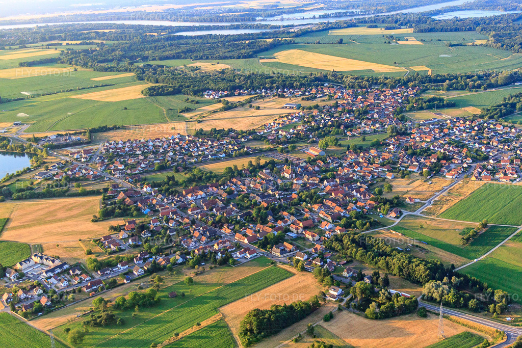 Luftbild: Ortsansicht aus Nordosten in Rountzenheim im Bundesland Bas-Rhin in Frankreich. – Foto: IMG_68010.jpg vom 19.06.2014 durch Werner Riehm/FLY-FOTO.de – Auflösung des Originals: 4752 x 3168 px