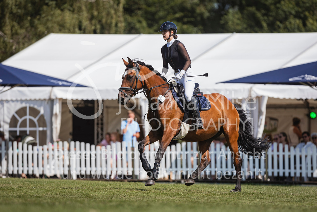240720_LC_Mini-Stilspring-WB-312 | Deine schönsten Turniermomente als professionelle Fotos! Entdecke hochwertige Pferdesport-Fotografie im Online-Shop. Jetzt Fotos finden & bestellen!