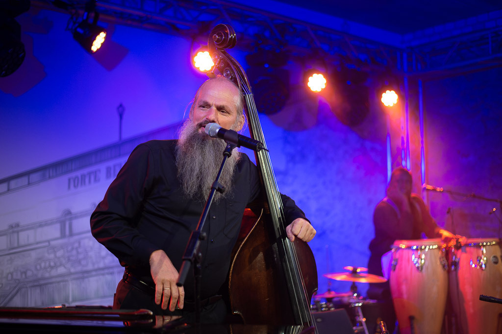 Tango meets Cuba | Tango meets Cuba mit den Klazz Brothers & Cuba Percussion im Forte Belvedere Leisnig zum Festival Hallo Leisnig 2022. - Realisiert mit Pictrs.com