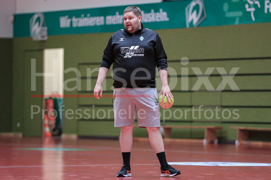 Handball, 2. Bundesliga Frauen, Training SV Werder Bremen | Timm Dietrich (Trainer, Cheftrainer, SV Werder Bremen) gibt Anweisungen