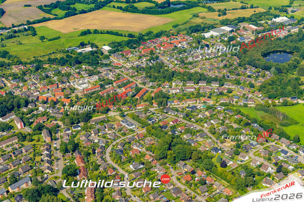 Neue Luftbildaufnahme der Stadt Malente - Das Luftbild wurde 2025 vom UL-Flugzeug heraus erstellt ( keine Drohnenaufnahme ) - Hochauflösende Luftaufnahme - für Wandbilder und großformatige Ausdrucke geeignet. Das besondere Geschenk!Hier alle&nbsp;Infos zur Lizenzierung der LuftaufnahmeWir fliegen auch dieses Jahr wieder in Ihre Region um Luftbilder zu erstellen.- Luftbild anfragen