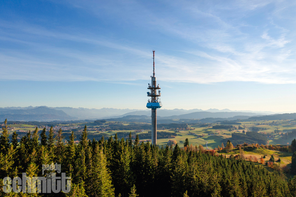 Fernmeldeturm Blender bei Buchenberg im Allgäu | Ein wunderschöner Blick über das Allgäu bis zu den Alpen. Der markante Fernmeldeturm Blender bei Buchenberg prägt das Panorama und verbindet Natur und Technik auf besondere Weise. - Realisiert mit Pictrs.com
