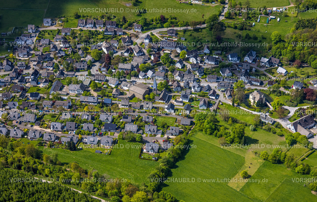 Olsberg240503778 | Luftbild, Wohngebiet Ortsansicht Ortszentrum mit St. Cyriakuskirche Bruchhausen, romantisches Wasserschloss Schloss Bruchhausen mit Gräfte und Wassergraben, Bruchhausen, Olsberg, Sauerland, Nordrhein-Westfalen, Deutschland