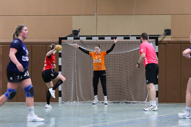Handball I Damen I Saison 2025-2026 I Verbandsliga Süd I HSG Kalkberg 06 - MTV Dänischenhagen I 14.12.2025.189 | v.l. Laura Warnecke (11, MTV Dänischenhagen), Emelie Köhn (1, HSG Kalkberg 06) - Realisiert mit Pictrs.com