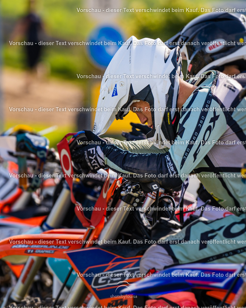 09_21_LM_Schenkenhorst-8210 | Sportfotografin aus Berlin-Brandenburg mit Fokus auf Motocross. Ich halte deine sportliche Leistung und echte Emotionen auf und neben der Strecke professionell fest. Entdecke die Fotos von deinem Rennen und bestelle sie direkt hier im Shop.