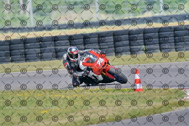 26BT02-2251 | markuskiefer.com - Realisiert mit Pictrs.com