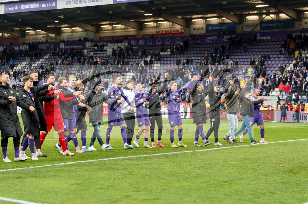 OSNTSV20211106_179 | Fussball, Herren: . Spieler vom VfL Osnabrueck Schlussjubel, jubelt nach dem 3:1 Sieg bei dem Spiel der 3. Liga zwischen VfL Osnabrueck und TSV 1860 Muenchen im Stadion an der Bremer Bruecke am 06.11.2021 in Osnanbrueck, Deutschland.DFB / DFL REGULATIONS PROHIBIT ANY USE OF PHOTOGRAPHS AS IMAGE SEQUENCES AND/OR QUASI-VIDEO. - Realisiert mit Pictrs.com