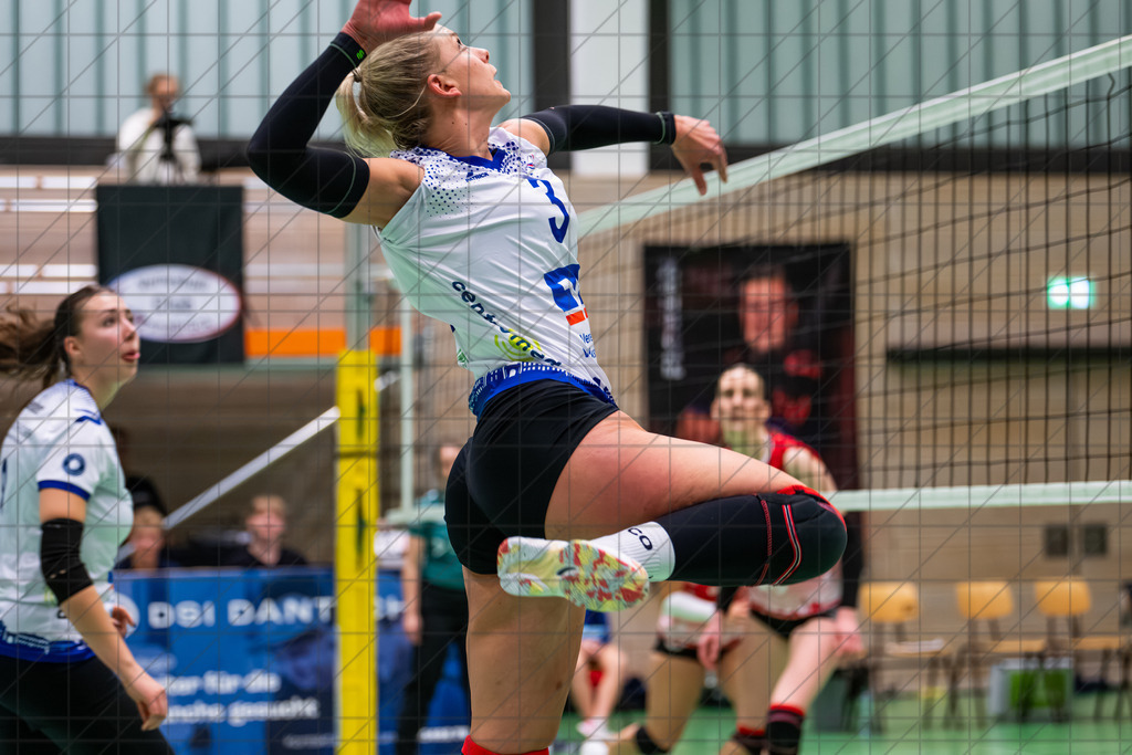 2. VBLF Nord 25/26 | Spiel 4029 | VC Osnabrück vs. SV Energie Cottbus | LAMMERS Lisa (VC Osnabrück e.V. #3)  im Angriff.//  15.11.25: 2. VBLF Nord 25/26 | Spiel 4029 | VC Osnabrück vs. SV Energie Cottbus / Osnabrück / Deutschland  //   CREDIT:www.bullenfotos.de, Martin König, Hörner Weg 40, D-49078 Osnabrück, +4917663732967 // Nutzung und Weitergabe nur zu den vereinbarten Zwecken. Presseanfragen an Ersteller. Alle Rechte beim Ersteller. Honorierung nach MFM. - Realisiert mit Pictrs.com