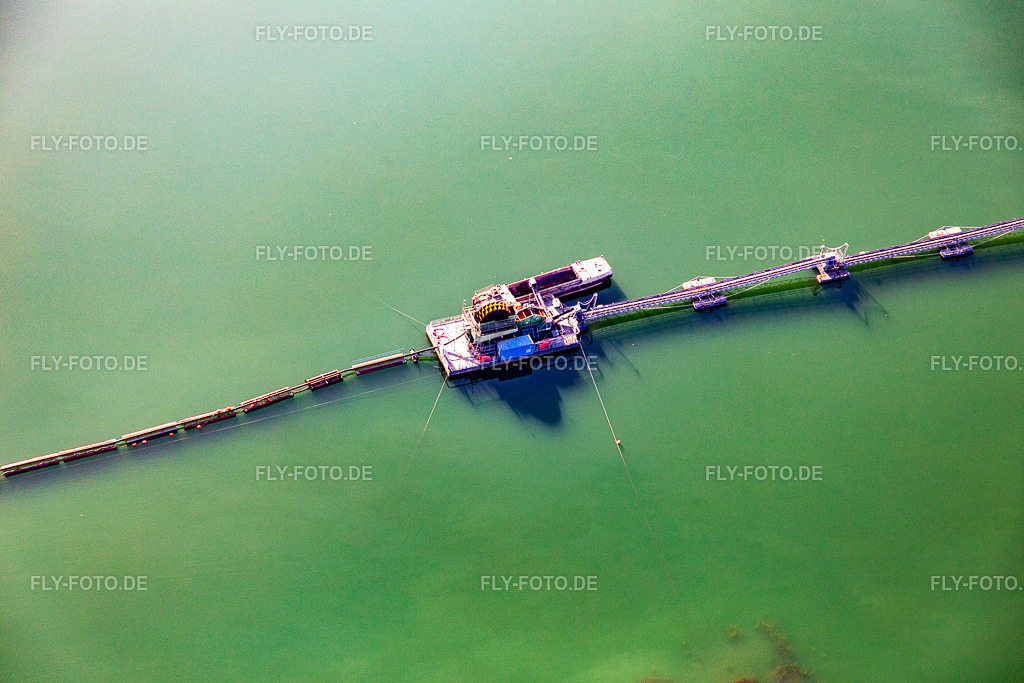 Schwimmbagger auf dem Baggersee Giesen | Luftbild: Schwimmbagger auf dem Baggersee Giesen im Ortsteil Liedolsheim in Dettenheim im Bundesland Baden-Württemberg in Deutschland. Foto: IMG_141794.jpg vom 18.06.2024 durch ©2025 Werner Riehm fly-foto.de/copyright - Realisiert mit Pictrs.com