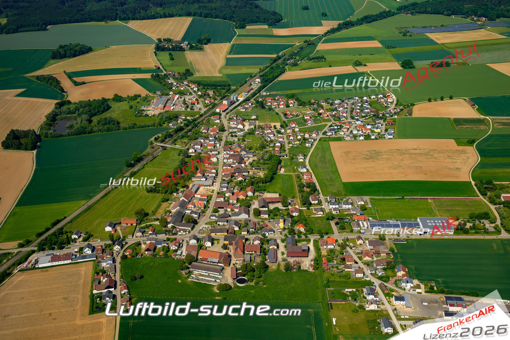 Das Luftbild zeigt  Adelschlag - Die Luftaufnahme wurde 2023 vom UL-Flugzeug aus erstellt ( keine Drohne ) - Hochauflösende Luftaufnahme - Für grossformatige Ausdrucke geeignet. Die Geschenkidee !Mit Lizenz und Bildrechte bestellbar
