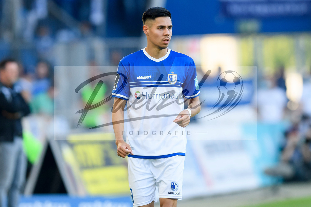 FCMFCK20210904_154 | Fussball, Herren: Raphael Obermair (1. FC Magdeburg) schaut beim Spiel der 3. Liga zwischen 1. FC Magdeburg und 1. FC Kaiserslautern in der MDCC-Arena am 04.09.2021 in Magdeburg, Deutschland.DFB / DFL REGULATIONS PROHIBIT ANY USE OF PHOTOGRAPHS AS IMAGE SEQUENCES AND/OR QUASI-VIDEO. - Realisiert mit Pictrs.com