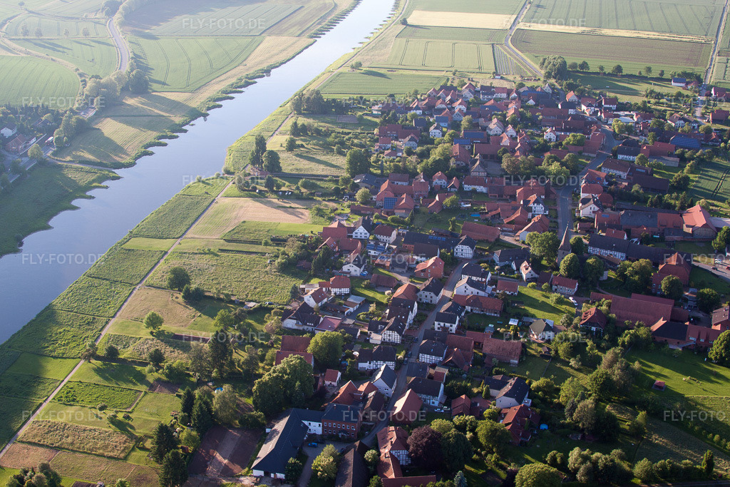 Luftbild: Fluß- Uferbereichen der Weser im Ortsteil Hajen in Emmerthal im Bundesland Niedersachsen in Deutschland. Foto: IMG_65009.jpg vom 23.05.2014 durch Werner Riehm/FLY-FOTO.de