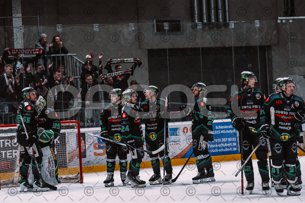 Alligators_vs_Hannover_PO_10_03_2026-38 | Höchstadt Alligators Fotogalerie: Eishockey-Action aus Franken. Professionelle Spielfotos, Portraits & Stadionbilder zum Download. Jetzt entdecken! - Realisiert mit Pictrs.com