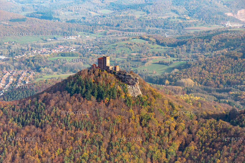 Burgruine Trifels | Luftbild: Burgruine Trifels in Annweiler am Trifels im Bundesland Rheinland-Pfalz in Deutschland. Foto: IMG_123709.jpg vom 07.11.2020 durch ©2025 Werner Riehm fly-foto.de/copyright - Realisiert mit Pictrs.com