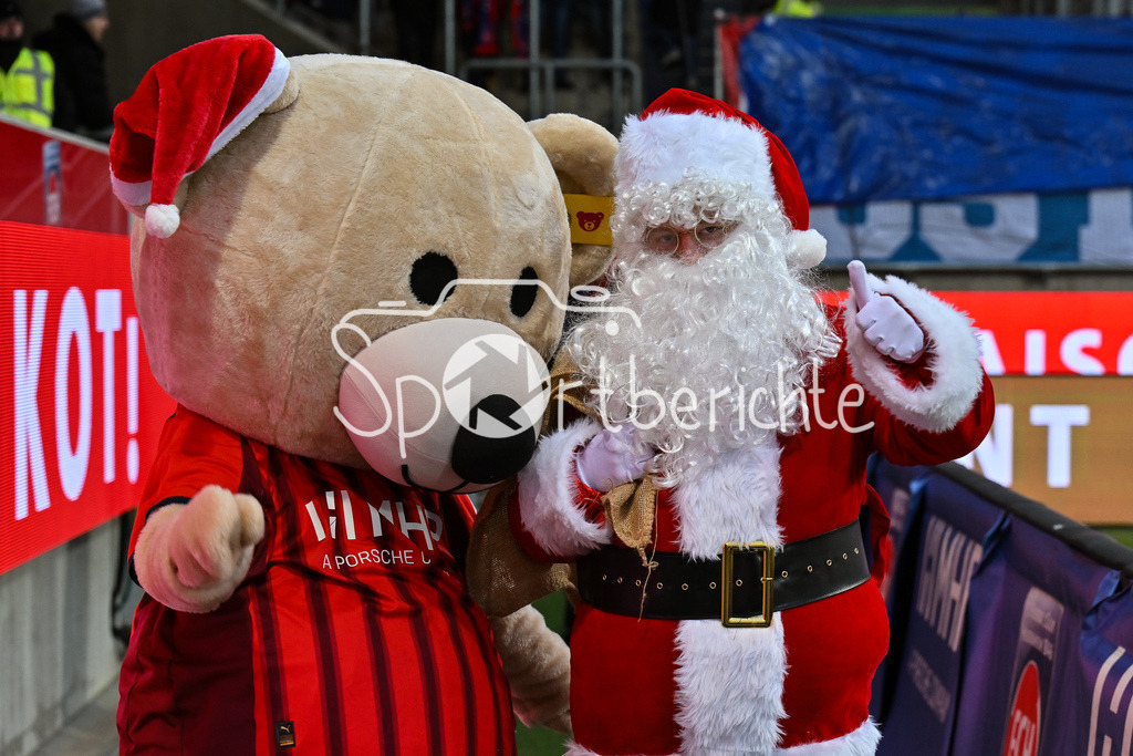 1. FC Heidenheim - FC Bayern München | HEIDENHEIM, GERMANY - 21. DECEMBER: Vorweihnachtliche Stimmung am Sonntag Abend - Weihnachten, Weihnachtsmann während dem Bundesligamatch zwischen dem 1. FC Heidenheim und dem FC Bayern München am 15. Spieltag in der Voith-Arena / DFL REGULATIONS PROHIBIT ANY USE OF PHOTOGRAPHS AS IMAGE SEQUENCES AND/OR QUASI-VIDEO