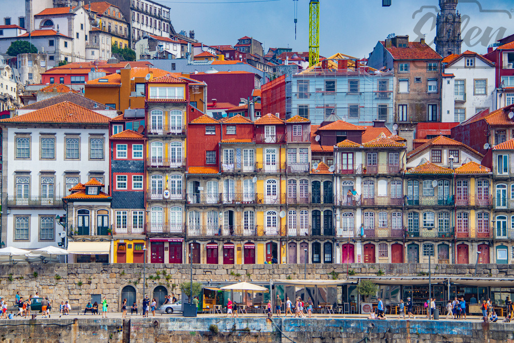 Colors of Porto | A vibrant mosaic of houses along Porto’s riverside — where history and color blend into a joyful expression of life by the Douro. - Realisiert mit Pictrs.com