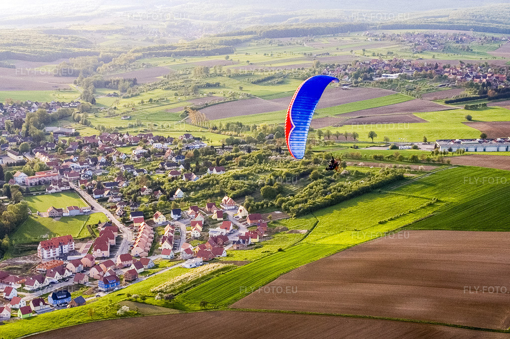 Vue aérienne: Vue du village depuis l'est en parapente à Soultz-sous-Forêts dans le département Bas Rhin, France – .Photo: IMG_10641.jpg prise le 04/05/2008 par Werner Riehm/FLY-FOTO.eu – Résolution de l'original: 3031 x 2020 px