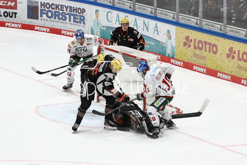 Löwen Frankfurt - Augsburger Panther | die Szene vor dem Ausgleich zum 3-3 / Chirs COLLINS (AEV #10) stochert nach dem Puck