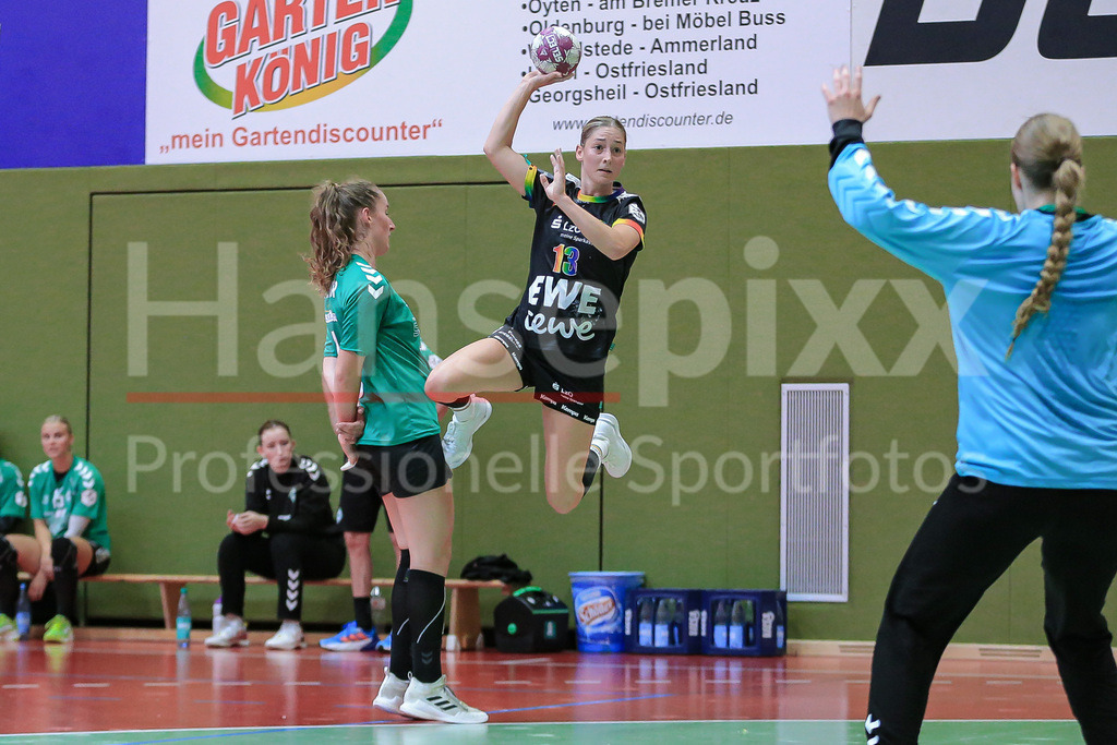 Handball, Testspiel Frauen, SV Werder Bremen - VfL Oldenburg | v.li.: Jane Martens (VfL Oldenburg, 13) beim Wurf, am Ball, Spielszene, Aktion, Action