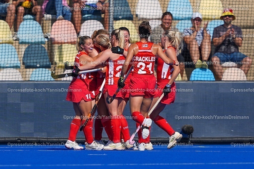 xydrx10082501022 | 10.08.2025, xydrx, Frauen EuroHockey Championship 2025, Gruppenphase, Gruppe B, England - Schottland, Sparkassenpark Mönchengladbach: Torjubel nach dem 2:= für die Englische Feldhockey Nationalmannschaft durch Lily Walker (ENG #4)