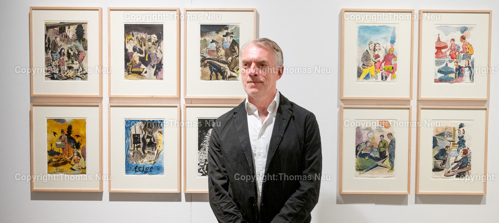 Neo-rauch-Ausstellung-museum-bensheim-art-2024005_Fotografie_Thomas_Neu | Der international renommierte Künstler Neo Rauch steht vor ausgewählten Werken seiner Ausstellung „Im Papiergrund“ im Museum Bensheim. Das Porträt zeigt ihn im direkten Dialog mit seiner Kunst und vermittelt einen authentischen Eindruck der Ausstellungssituation. Die Verbindung von Künstler und Werk macht die besondere Atmosphäre der Präsentation zeitgenössischer Malerei spürbar und gibt einen persönlichen Einblick in das Schaffen eines der bedeutendsten deutschen Künstler der Gegenwart.
internationally acclaimed artist Neo Rauch stands in front of selected works from his exhibition “Im Papiergrund” at the Museum Bensheim, Germany. The portrait captures him in direct dialogue with his art, conveying the authentic atmosphere of the exhibition. This image offers a personal insight into the work of one of the most important contemporary German painters.

Bild/Photograph: Thomas Neu 
www.thomasneu.de