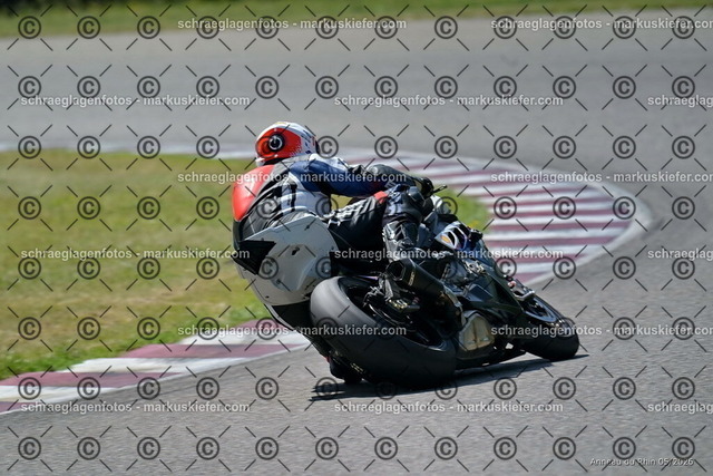 26BT02-1438 | markuskiefer.com - Realisiert mit Pictrs.com