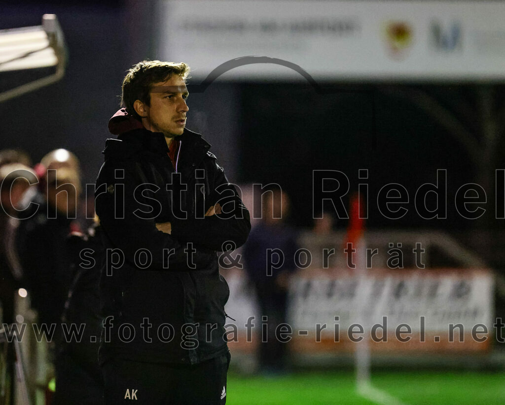 2023-10-27_118_VfB_Hallbergmoos_gegen_FC_Schwaig | Hallbergmoos, Deutschland, 27.10.2023:
Fußball, Landesliga Südost 2023 / 2024, 18. Spieltag, VfB Hallbergmoos gegen FC Schwaig, Endergebnis: 2:3

Trainer Anselm Küchle (VfB Hallbergmoos)

Foto: Christian Riedel / fotografie-riedel.net