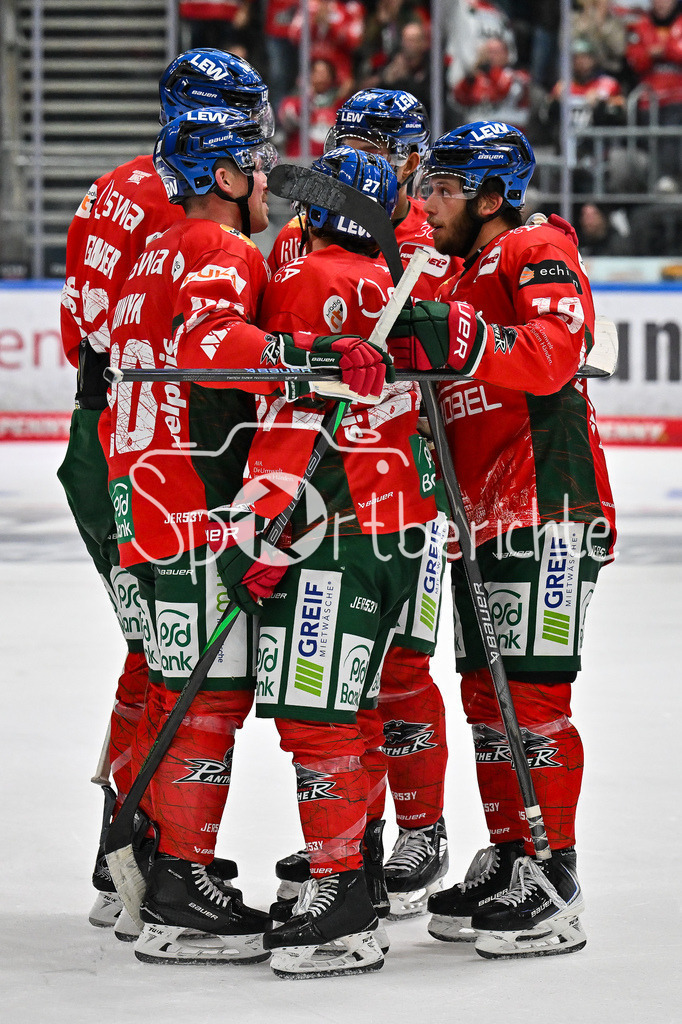 Augsburger Panther - Kölner Haie | Jubel der Panther nach dem Treffer zum 3-2 durch Riley DAMIANI (Augsburger Panther #19) / Tor / Torschuetze / Freude / Happy / DEL: Augsburger Panther - Kölner Haie; Curt Frenzel Stadion am 26.09.2025