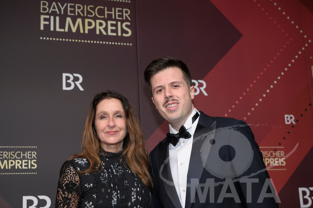_DWI4891 | Barbara Philipp mit Gast bei der Verleihung des 47. Bayerischen Filmpreises 2026  im Prinzregententheater. München, Deutschland. Der Bayerische Filmpreis wird seit 1979 von der Bayerischen Staatsregierung verliehen, um die Bedeutung des Kinofilms als Kulturgut herauszustellen - Realisiert mit Pictrs.com