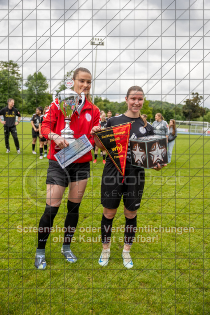 20250529_150415_1564 | #,  SGM Wendlingen-Ötlingen II (blau) vs. 1.FC Donzdorf II (schwarz), Fussball, Frauen-Bezirkspokal Finale Saison 2024/2025, Rasenplatz VfL Stadion Kirchheim, Jesinger Straße 105, 73230 Kirchheim, 29.05.2025 - 13:00 Uhr,Foto: PhotoPeet-Sportfotografie/Peter Harich