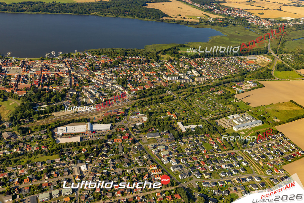 Ribnitz Bahnlinie Ribnitz-Damgarten Bild- Das Luftbild wurde 2025 vom UL-Flugzeug heraus erstellt ( keine Drohne bzw. Drohnenaufnahme ) - Hochauflösende Luftaufnahme -Nicht vergleichbar mit Google Maps oder Satelittenbilder- Die Geschenkidee !Mit Lizenz und Bildrechte bestellbar - CC