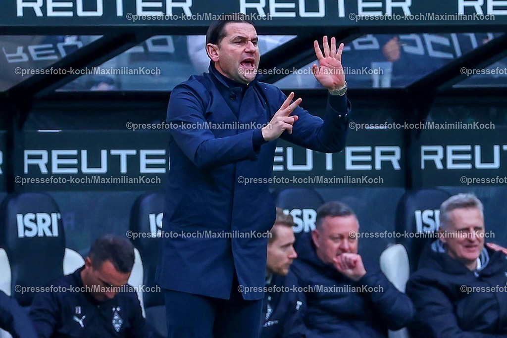 BMG21022502156 | 22.02.2025, Fußball, Borussia Mönchengladbach - FC Augsburg, 1. Fußball Bundesliga, Borussia-Park, Saison 2024 2025: Trainer Gerardo Seoane (Cheftrainer Mönchengladbach) gestikulierend am SpielfeldrandDFB regulations prohibit any use of photographs as image sequences and or quasi-video.