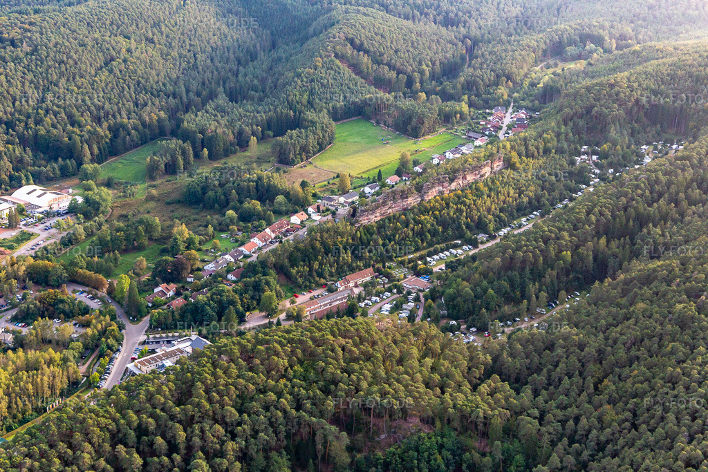 Luftbild: Campingplatz „Büttelwoog“ in Dahn im Bundesland Rheinland-Pfalz in Deutschland. Foto: IMG_139067.jpg vom 30.09.2023 durch Werner Riehm/FLY-FOTO.deWWW.CAMPING-BUETTELWOOG.DE