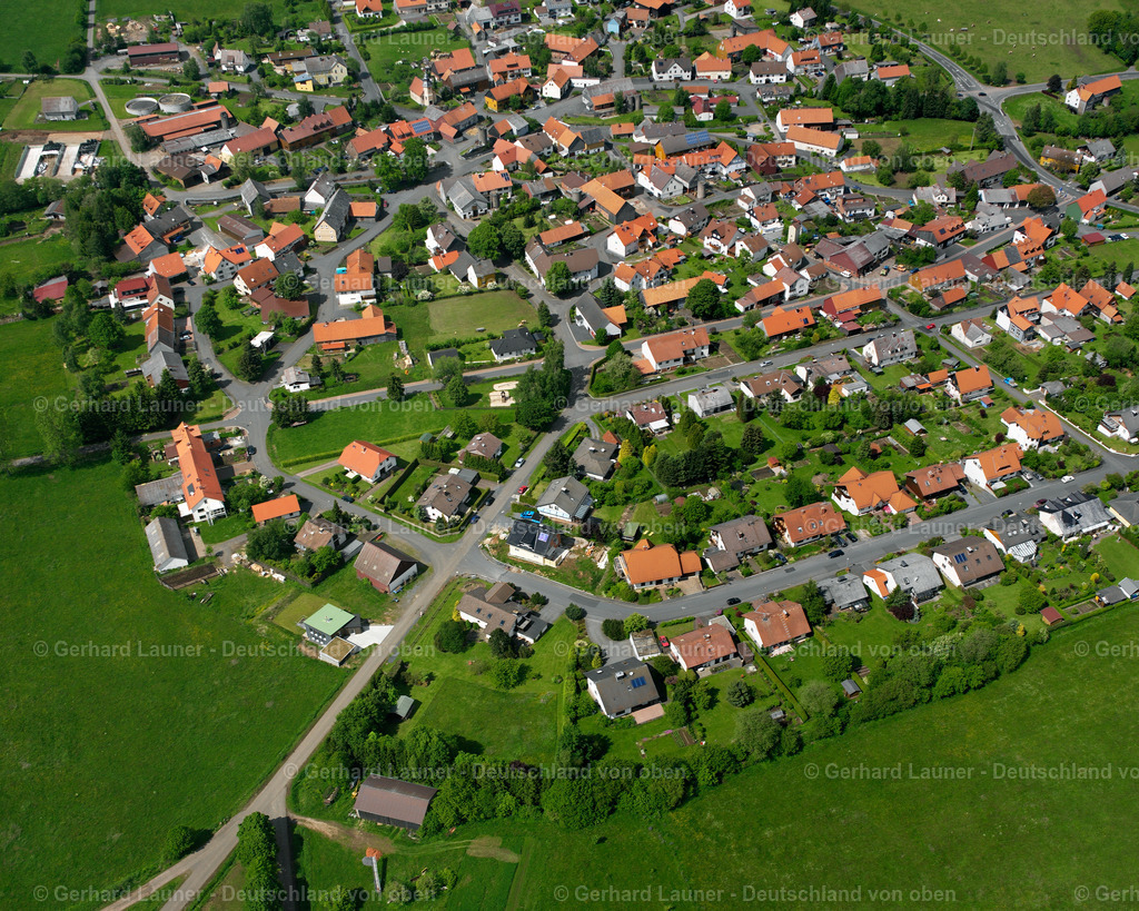 2615420 | LANZENHAIN 09.06.2006 Ortsansicht der Straßen und Häuser der Wohngebiete in Lanzenhain im Bundesland Hessen, Deutschland // Town View of the streets and houses of the residential areas in Lanzenhain in the state Hesse, Germany Foto: Gerhard Launer
