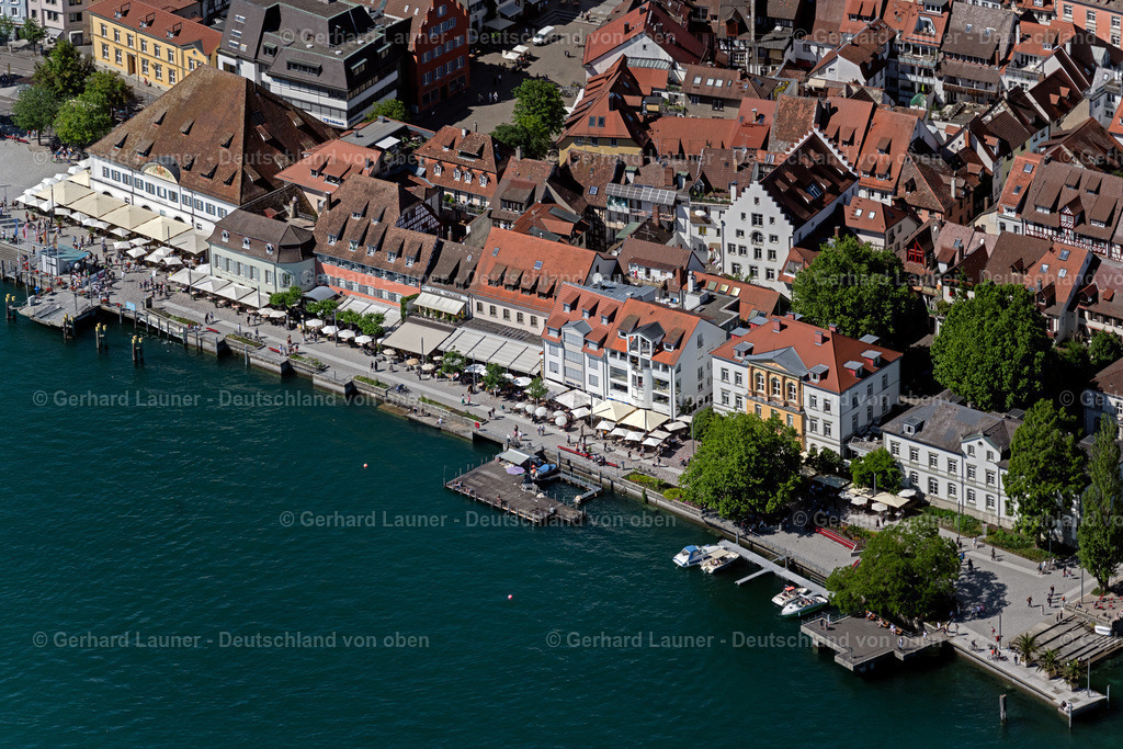 4031979 | ÜBERLINGEN 12.06.2020 Ortskern am Uferbereich des Überlingen Bodensee an der Straße Seepromenade in Überlingen am Bodensee im Bundesland Baden-Württemberg, Deutschland. // Village on the banks of the area Ueberlingen Bodensee in Ueberlingen in the state Baden-Wuerttemberg, Germany. Foto: Gerhard Launer