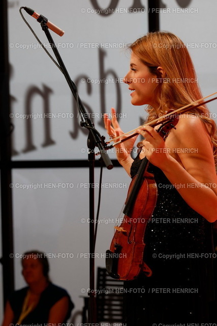 Impressionen Buchmesse | 22.10.2023 75. Frankfurter Buchmesse 2023 75 TIMES Fachmesse für Bücher und Verlage #fbm23 GastRollen-Übergabe von Ehrengast 2023 Slowenien an Ehrengast 2024 Italien im Ehrengast-Pavilion Slowenien Musik von FRANCESCA DEGO auf einer über 300 Jahre alten Violine (Foto: Peter Henrich) - Realisiert mit Pictrs.com