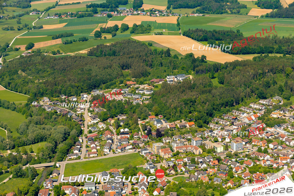 Das Luftbild zeigt :  Mainburg - Die Luftaufnahme wurde 2024 vom UL-Flugzeug aus erstellt ( keine Drohne ) - Hochauflösende Luftaufnahme - Für grossformatige Ausdrucke geeignet. Die Geschenkidee !Mit Lizenz und Bildrechte bestellbar