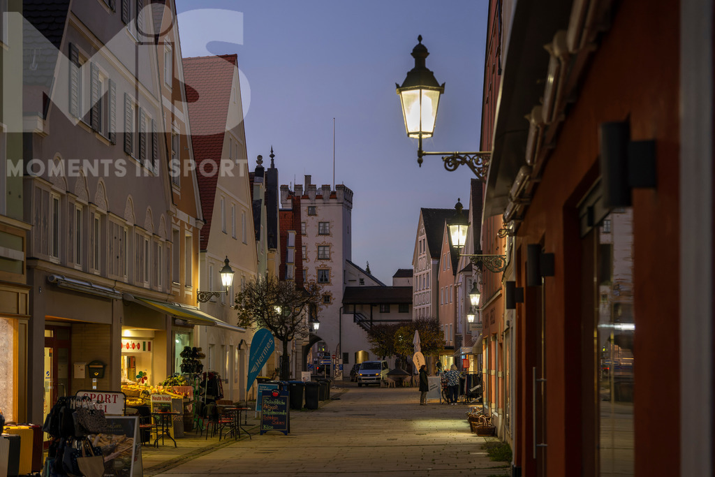 MIS_170320cm035.JPG | 11.11.2022, Mindelheim (Unterallgäu) Stadtansicht, Abenddämmerung in der historischen Altstadt, die Laternen leuchten noch. - Realisiert mit Pictrs.com