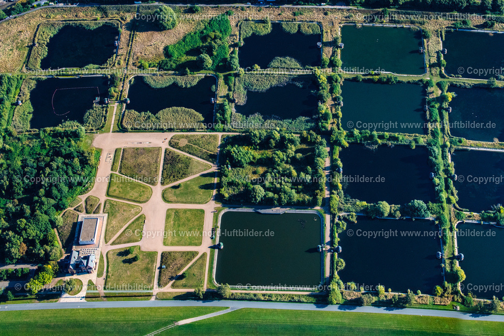 Hamburg_Kaltehofe_Elbinsel_ELS_3783220922 | HAMBURG 22.09.2022 Industrie- Denkmal der stillgelegten technischen Anlagen und Produktionshallen des Geländes der "Wasserkunst Elbinsel Kaltehofe" an derk Billwerder Bucht an der Straße Kaltehofe-Hauptdeich in Hamburg, Deutschland. Weiterführende Informationen bei: HPA Hamburg Port Authority,  Stiftung Wasserkunst Elbinsel Kaltehofe. // Industrial monument of the technical plants and production halls of the premises of "Wasserkunst Elbinsel Kaltehofe" at the barrage Billwerder Bucht on street Kaltehofe-Hauptdeich in Hamburg, Germany. Further information at: HPA Hamburg Port Authority,  Stiftung Wasserkunst Elbinsel Kaltehofe. Foto: Martin Elsen