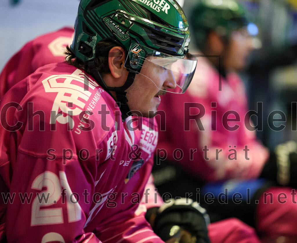 2025-10-10_100_TSV_Erding_gegen_onesto_Tigers_Bayreuth | Erding, Deutschland, 10.10.2025:Eishockey, Oberliga Süd 2025 / 2026, 7. Spieltag, TSV Erding gegen onesto Tigers Bayreuth, Endergebnis: 2:5Erik Modlmayr (Erding Gladiators, #21)Foto: Christian Riedel / fotografie-riedel.net