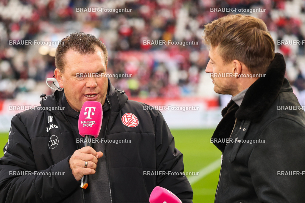 Rot-Weiss Essen - 1.Fc Schweinfurt | Essen, Deutschland, 02.11.2025 Uwe Koschinat (Rot-Weiss Essen) gibt ein Interviewwährend des 3.Liga Spiels zwischen  Rot-Weiss Essen und 1.Fc Schweinfurt am 02.11.2025 im Stadion an der Hafenstraße in Essen. (Foto von Timo Bluhmki-Schmidt/Brauer Fotoagentur