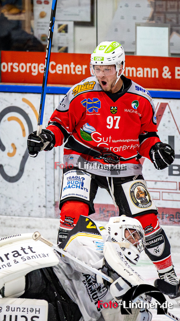 Testspiel TSV Peißenberg Miners vs EA Schongau Mammuts | Eishockey Bayernliga Vorbereitung 2023/2024, Testspiel TSV Peißenberg Miners vs EA Schongau Mammuts
Torjubel Lukas ARTUS (Miners 97),
2023-09-22 in Peißenberg (Eisstadion)
97 Lukas ARTUS (Miners 97)
Copyright: FotoLindner